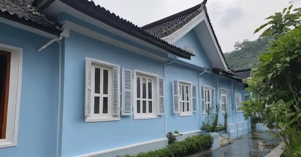 Warna Cat Luar Rumah Kampung Menarik Warna Kelabu Pucat Putih dan Biru Muda