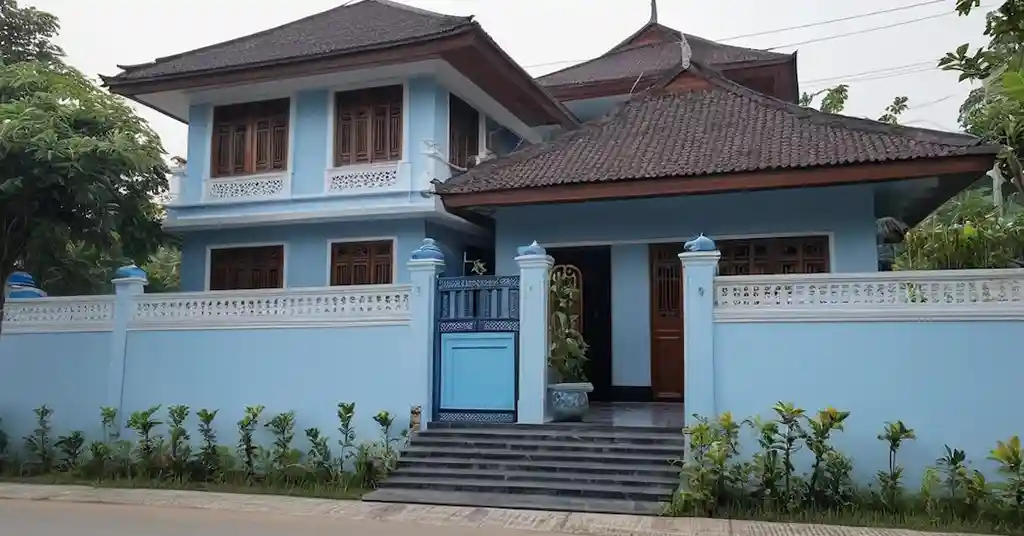 Warna Cat Luar Rumah Kampung Warna Kelabu Pucat Putih dan Biru Muda