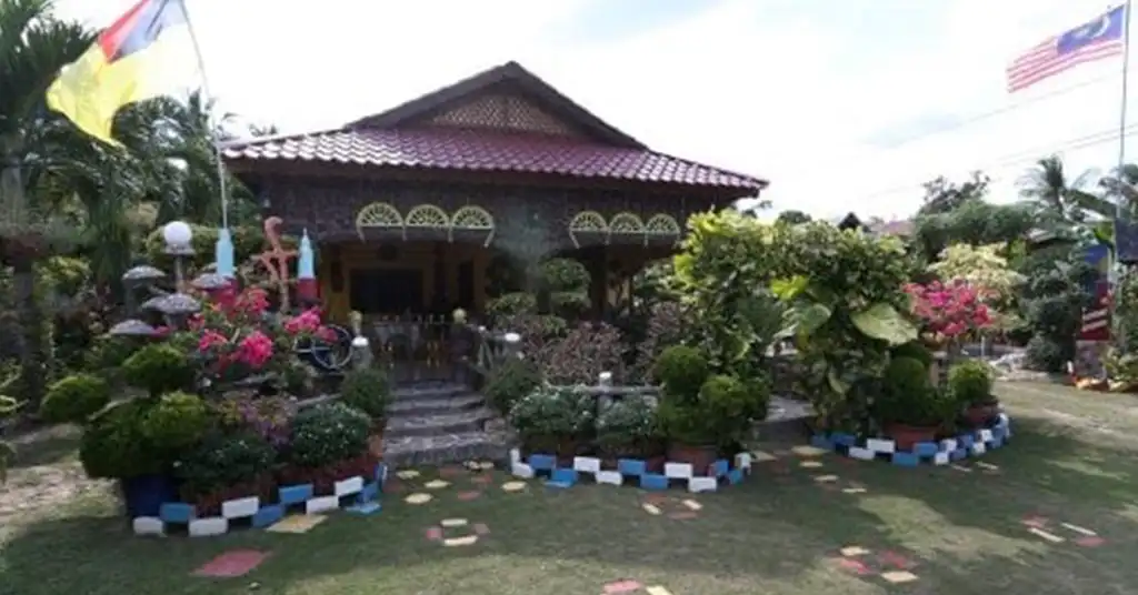 1. Rumah Tradisional dan Taman Teratur