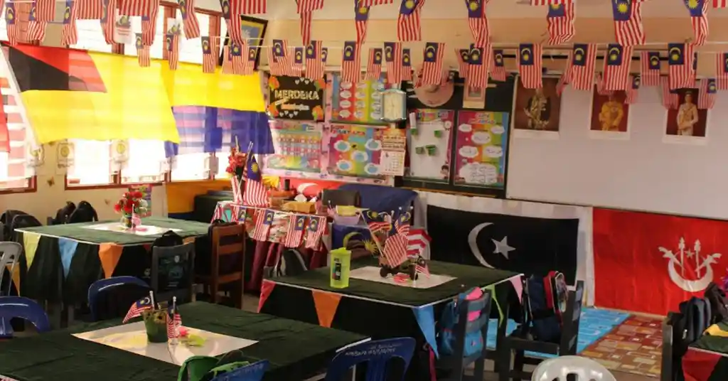 10. Kelas Meriah Bendera di Langit langit