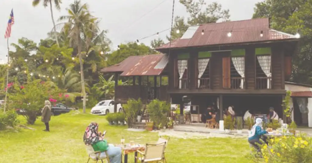 10. Rumah Kayu dengan Suasana Santai