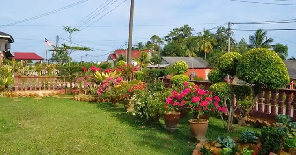 13. Taman Mini Pot Bunga Ceria