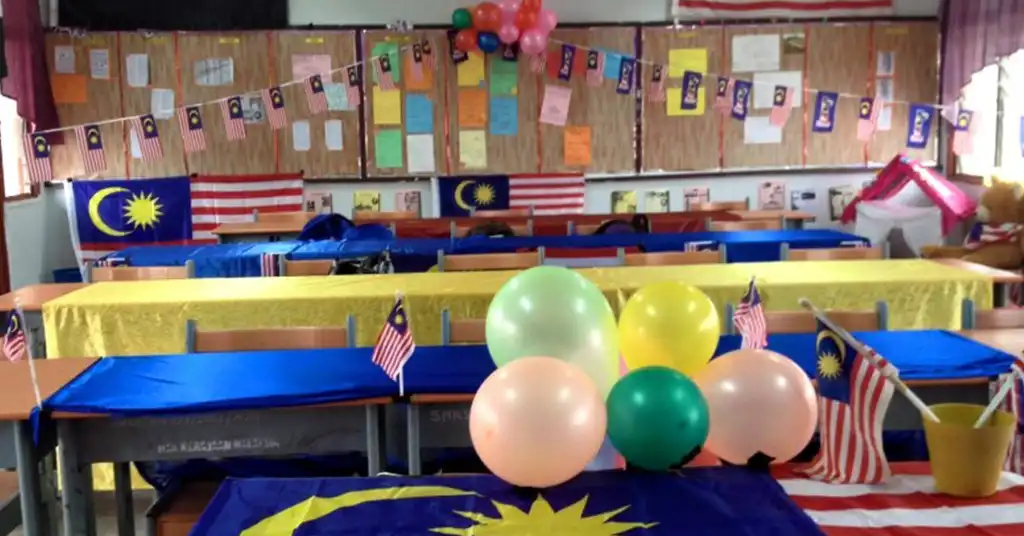 2. Dekorasi Bendera dan Balon