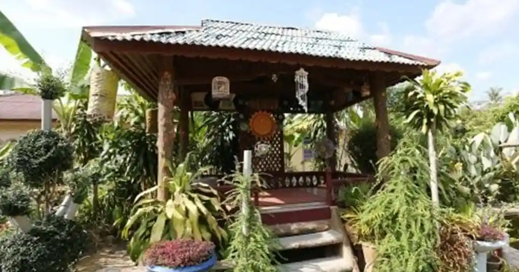 2. Gazebo Kayu di Tengah Halaman