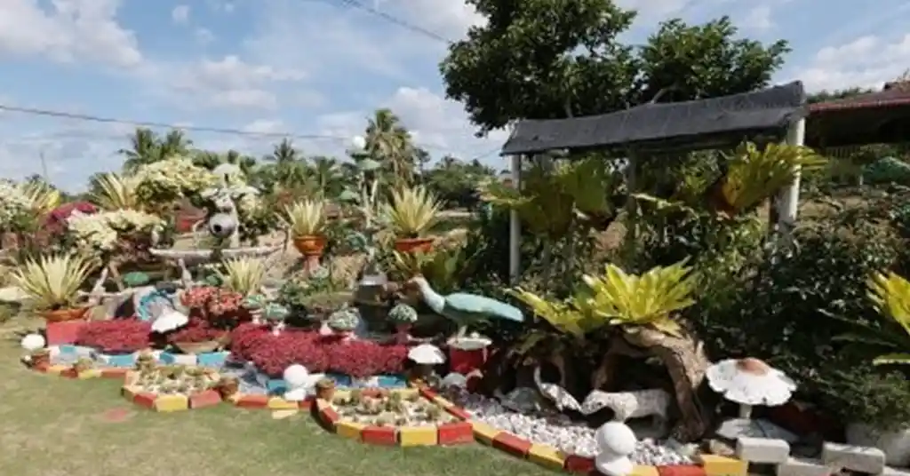 3. Taman Kreatif dengan Warna Warni