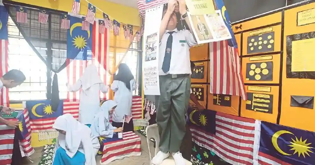 4. Persiapan Dekorasi Bersama Pelajar