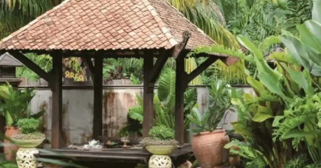 7. Gazebo Jerami Alami