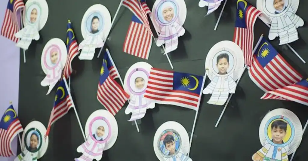 8. Angkasawan Cilik Bendera Malaysia