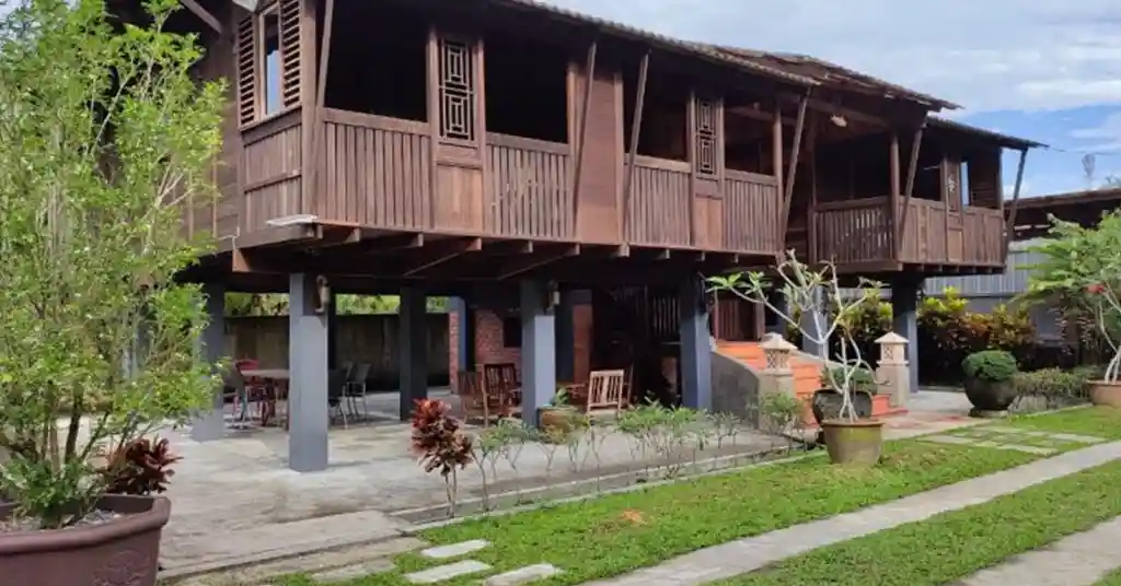 8. Rumah Panggung Tradisional