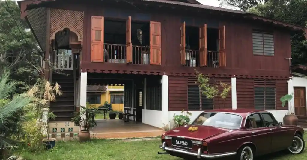 9. Rumah Kayu dan Kereta Klasik