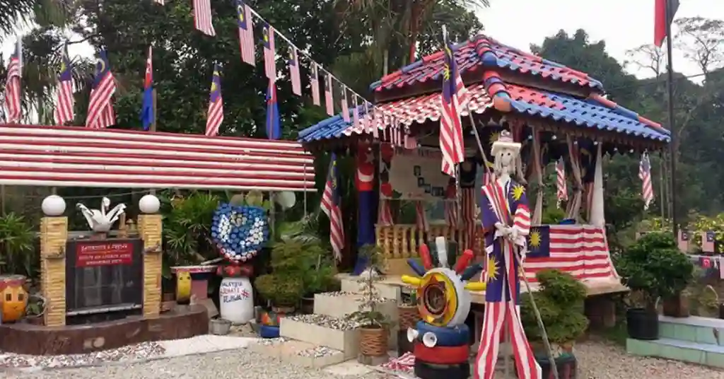 Gazebo Bendera dan Patung Tradisional