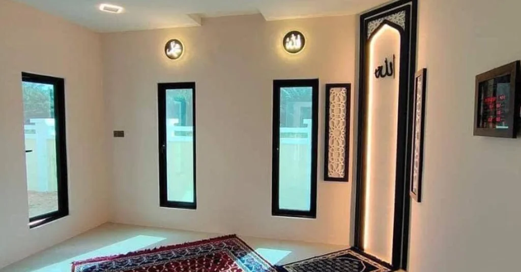 Ornamen Kaligrafi Dinding Putih