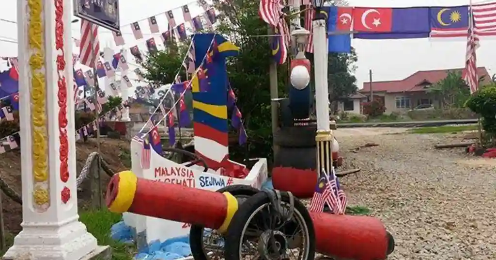 Replika Meriam dan Pesawat