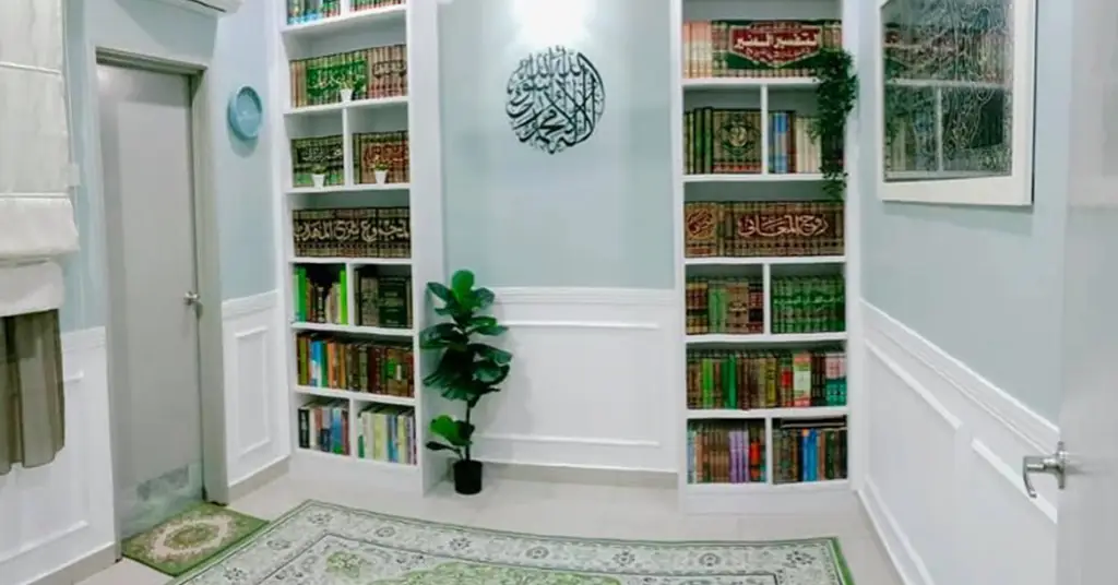 Ruang Solat dengan Rak Buku Penuh