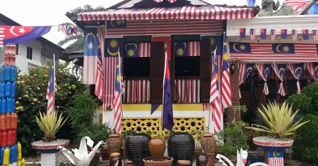 Rumah Tradisional Berhias Bendera Merdeka