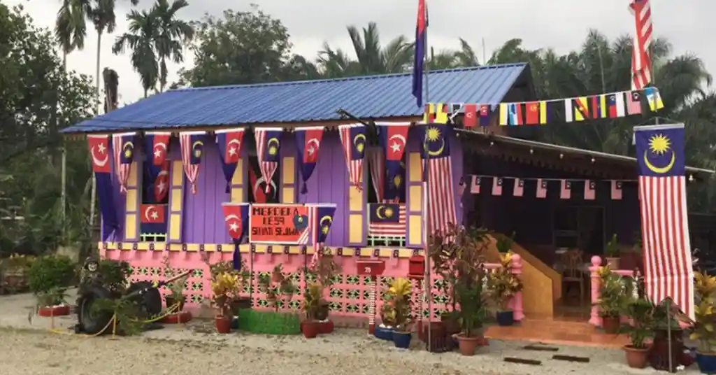Rumah Ungu dengan Bendera Merdeka