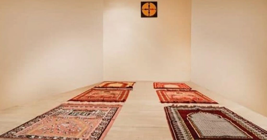 Susunan Sajadah dengan Hiasan Islami