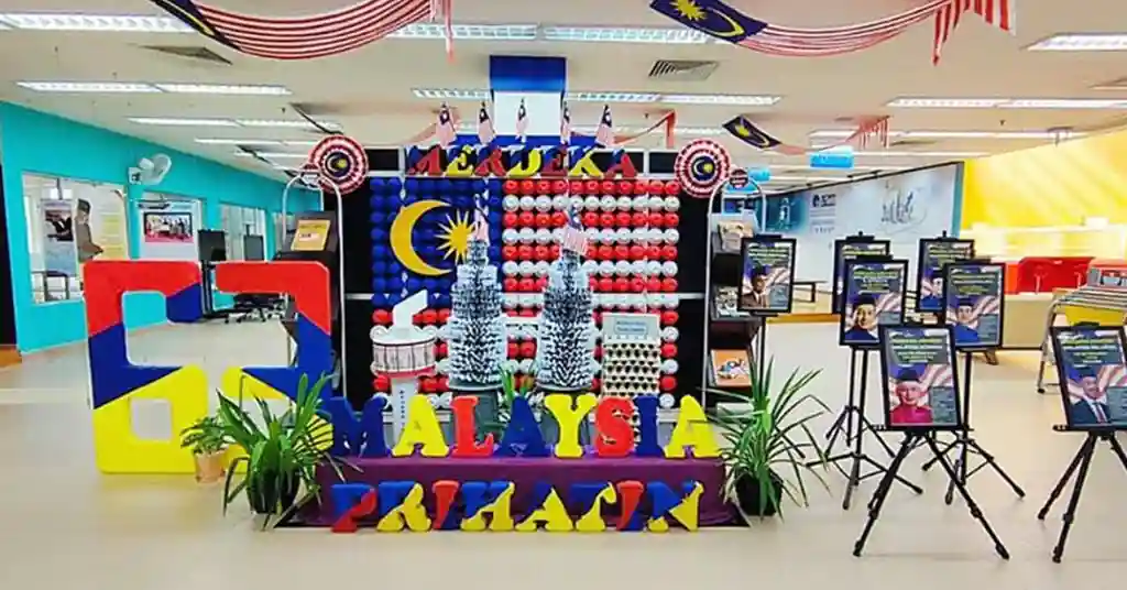 Tema Perayaan Warna warni
