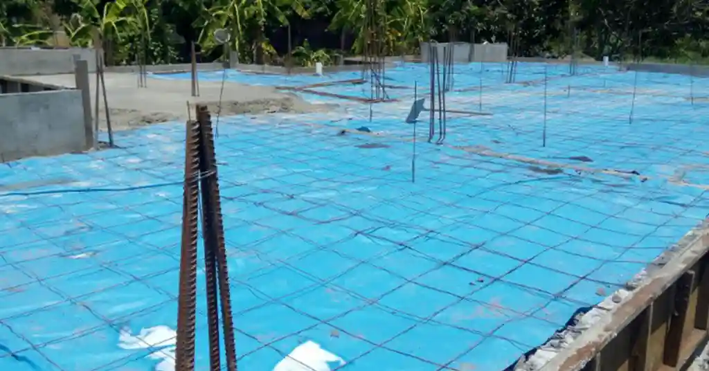 Cara Menggunakan Plastik Biru untuk Konkrit
