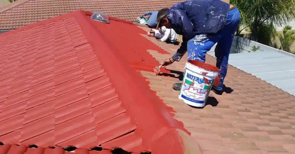 Proses Mengecat Bumbung Rumah