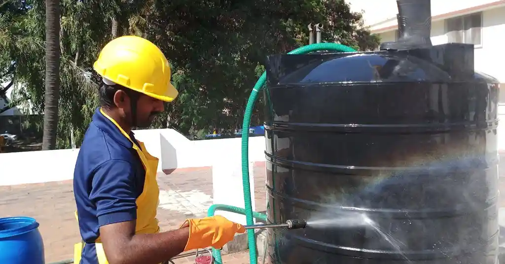 Proses Pembersihan Tangki Air oleh Profesional
