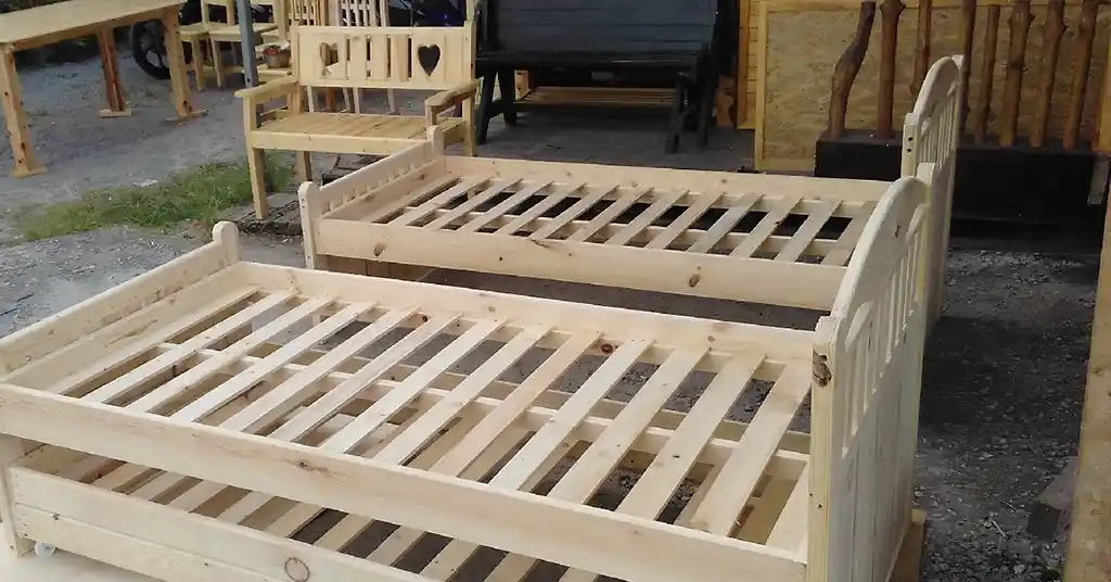 11. Kedai Kayu Pine dan Perabot Kustom
